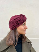 Carica l'immagine nel visualizzatore di Gallery, Turbante velluto rigato bordeaux