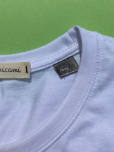 Carica l'immagine nel visualizzatore di Gallery, T-shirt in cotone bio ricamata a mano "NO BRA YES BRAIN"