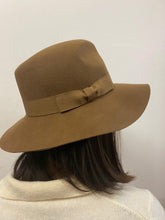 Carica l'immagine nel visualizzatore di Gallery, Cappello Fedora con fiocco castoro