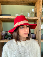 Carica l'immagine nel visualizzatore di Gallery, Cappello Fedora con fiocco red and beige