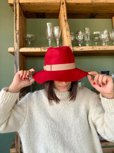 Carica l'immagine nel visualizzatore di Gallery, Cappello Fedora con fiocco red and beige