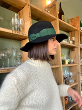 Carica l'immagine nel visualizzatore di Gallery, Cappello Fedora con fiocco black and green