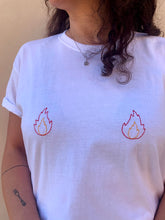 Carica l'immagine nel visualizzatore di Gallery, T-shirt in cotone bio ricamata a mano FIAMME