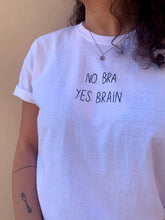 Carica l'immagine nel visualizzatore di Gallery, T-shirt in cotone bio ricamata a mano "NO BRA YES BRAIN"
