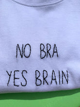 Carica l'immagine nel visualizzatore di Gallery, T-shirt in cotone bio ricamata a mano "NO BRA YES BRAIN"