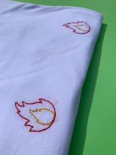 Carica l'immagine nel visualizzatore di Gallery, T-shirt in cotone bio ricamata a mano FIAMME