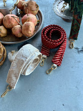 Carica l'immagine nel visualizzatore di Gallery, Tracolla fantasia