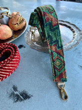 Carica l'immagine nel visualizzatore di Gallery, Tracolla fantasia