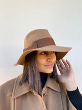 Carica l'immagine nel visualizzatore di Gallery, Cappello Fedora con fiocco cammello