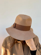 Carica l'immagine nel visualizzatore di Gallery, Cappello Fedora con fiocco cammello