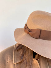 Carica l'immagine nel visualizzatore di Gallery, Cappello Fedora con fiocco cammello