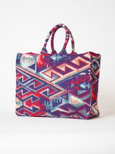 Carica l'immagine nel visualizzatore di Gallery, Tote bag Perù con ricamo iniziali