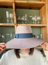 Carica l'immagine nel visualizzatore di Gallery, Cappello Fedora large lapin Ghiaccio