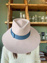 Carica l'immagine nel visualizzatore di Gallery, Cappello Fedora large lapin Ghiaccio