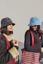 Carica l'immagine nel visualizzatore di Gallery, Bucket hat jeans