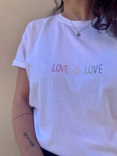 Carica l'immagine nel visualizzatore di Gallery, T-shirt in cotone bio ricamata a mano "LOVEISLOVE"