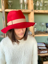 Carica l&#39;immagine nel visualizzatore di Gallery, Cappello Fedora con fiocco red and beige
