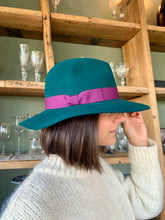 Carica l&#39;immagine nel visualizzatore di Gallery, Cappello Fedora con fiocco green and purple
