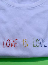 Carica l&#39;immagine nel visualizzatore di Gallery, T-shirt in cotone bio ricamata a mano &quot;LOVEISLOVE&quot;
