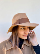 Carica l&#39;immagine nel visualizzatore di Gallery, Cappello Fedora con fiocco cammello
